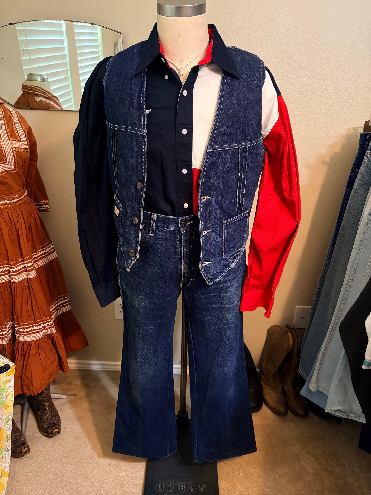 1980's Vintage Gilley’s Pasadena Embroidered Indigo Denim Jeans